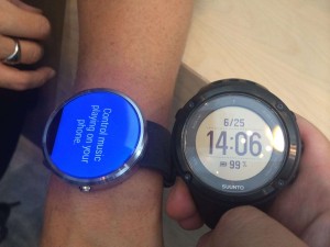 moto 360与SUUNTO腕表，前者底部月牙黑面积不小