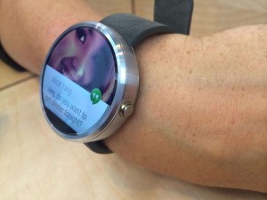 从侧面看，Moto 360月牙黑受玻璃盖侧面折射的影响特别明显